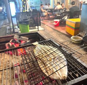 Phu Yen Street Foodsの魚の炭火焼き Cá nướng than